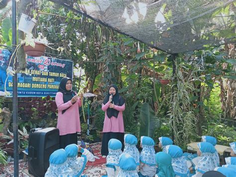 Ia tidak mau mencurahkan isi hatinya kepada orang lain. Memperingati Hari Dongeng Nasional di Nagari Dongeng Kota ...