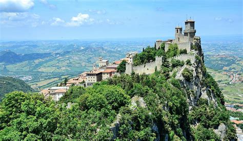 The capital, san marino city, is set high on the western side of mount titano, beneath the fortress the san marino constitution, originating from the statutes of 1600, provides for a parliamentary form. San Marino - italien.de