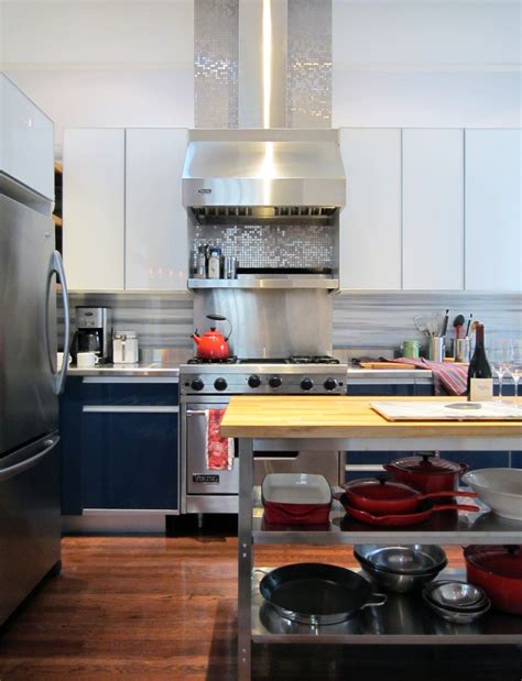 Stainless steel behind slide in range. How To Make The Most Of Stainless Steel Backsplashes
