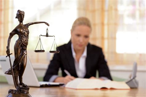 Encontre um profissional para o auxiliar nas questões jurídicas! Profissões com A