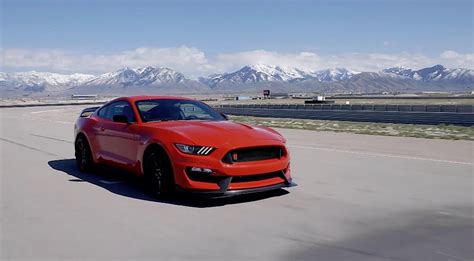 Video Shelby Gt350 And Gt350r Chasing Each Other