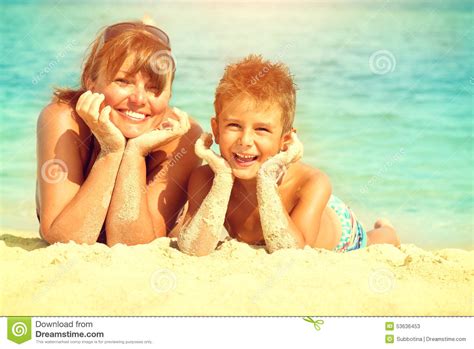 Madre E Hijo Que Mienten En La Playa Imagen De Archivo