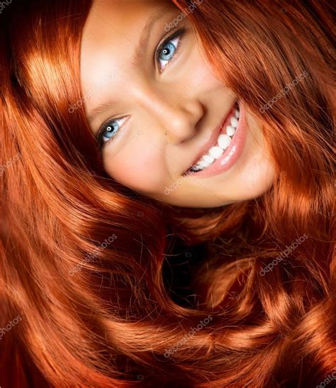 włosy piękna dziewczyna z zdrowy długie rude włosy kręcone — zdjęcie stockowe © subbotina 12801334