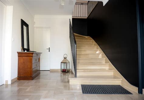 Alors que le télétravail reste recommandé par les autorités, il peut être difficile de trouver un endroit où la concentration est de mise chez soi. Aménagement d'une cage d'escalier et d'un palier - Classique - Escalier - Bordeaux - par Arana ...