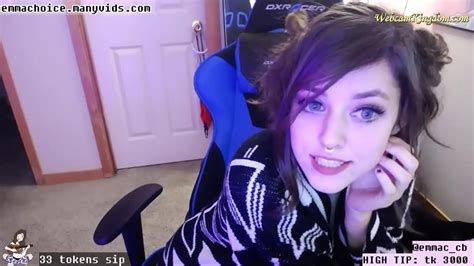 Skinny Streamer Flashing Tits And Ass On Webcam