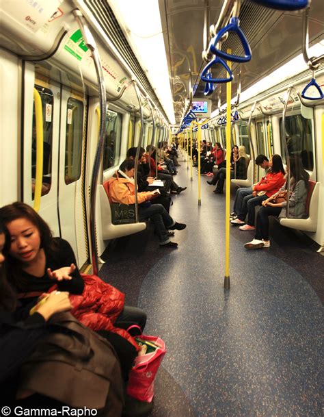 Dans jeanne et le garçon formidable ils font l'amour dans le métro, ils ne descendent pas au terminus. Shanghai : fini les tenues sexy dans le métro ! - Elle