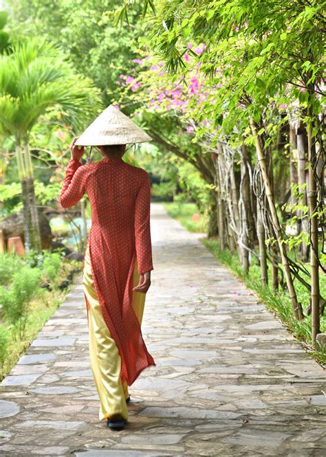 Tìm được một nơi may áo dài cưới đẹp giá rẻ là một điều luôn làm cho các cô dâu lo lắng trước 2021 với những thay đổi về cách phối màu cũng như chất liệu, làm cho chiếc áo dài cưới của bạn trở. Ao Dai: A Short History of Vietnam's Most Popular Dress ...
