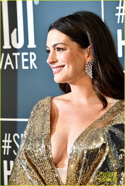 Anne Hathaway Glows In Gold At Critics Choice Awards 2020 Photo 4414740 Anne Hathaway