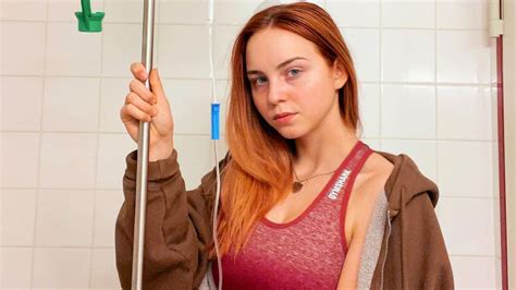 Bauchschmerzen Tiktok Star Nika Sofie Liegt Im Krankenhaus Promiflashde