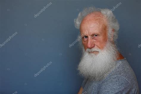 Encontre barba branca no mercadolivre.com.br! Velho com uma longa barba branca — Fotografias de Stock © sutulastock #115777498