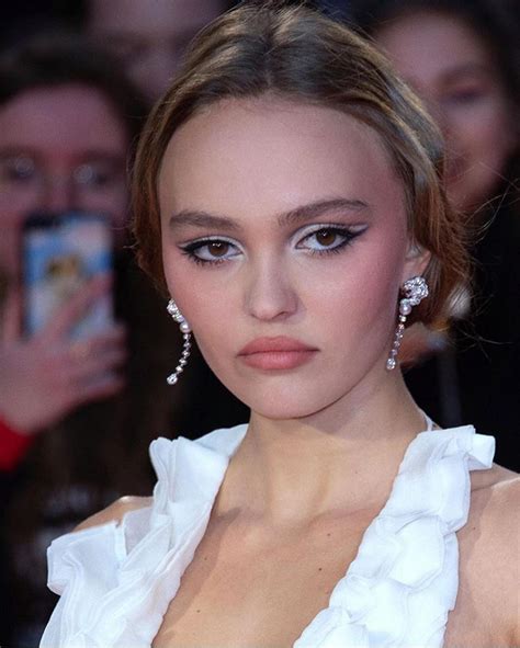 lily rose depp s makeup at the premiere of ‘the king lily rose lily rose melody depp lily