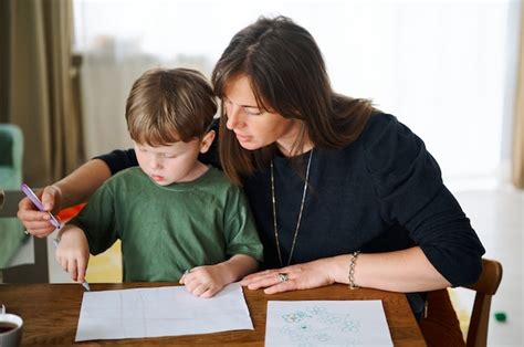 Familia Feliz Madre Con Hijo Pequeño Pintando Y Dibujando Juntos Niño