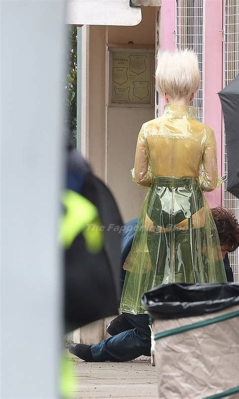 Maisie Williams Flashes Her Nude Tits On The Set Of Sex Pistols 16