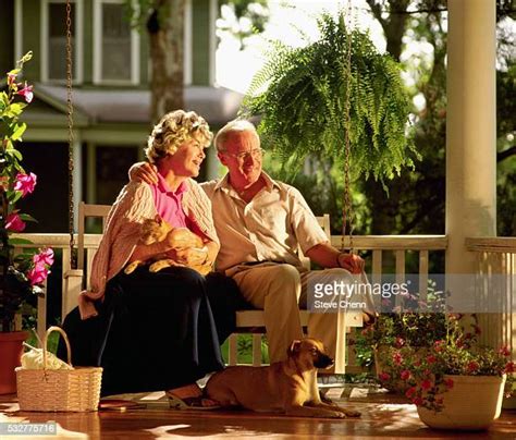 Old Couple Porch Swing Photos Et Images De Collection Getty Images