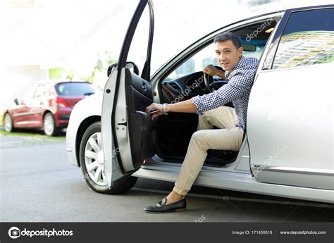 mannen som kliver ur bilen — stockfotografi © belchonock 171459518