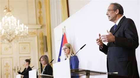 Nach der videoschalte mit den ministerpräsidenten gab kanzlerin angela merkel in einer pressekonferenz bekannt: Pressekonferenz über Aktuelles in der Corona-Forschung ...