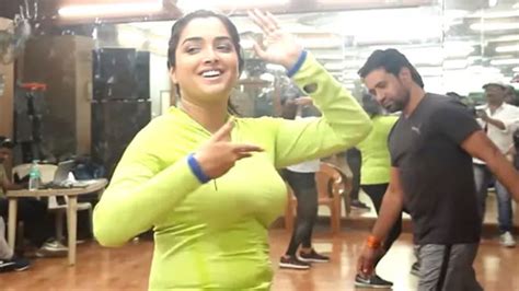 amrapali dubey sexy dance with nirahua goes viral watch video आम्रपाली दुबे के गाने मरद अभी