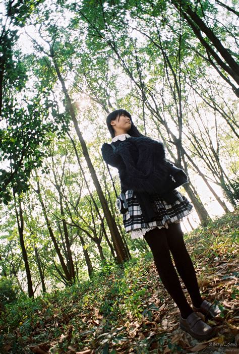 無料画像 森林 歩く 人 女の子 トレイル 太陽光 冒険 膜 脚 立っている ポートレート 春 緑 中国語 ジャングル ニコン 晴れた 足 州 ワイド