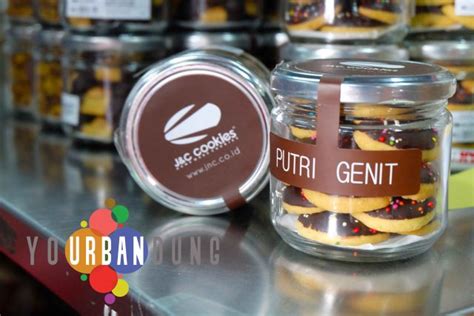 Sebelum menyeberang jalan dimalam hari , carilah atau posisikan diri anda pada tempat yang terlihat atau tempat yang ada. Rayakan Warna Bahagia Hari Lebaran Bersama J&C Cookies ...