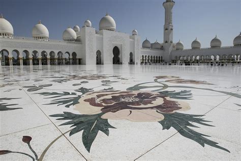بالصور لماذا يعد مسجد الشيخ زايد الكبير الأكثر جمالا في دولة الإمارات
