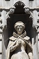 Estatua de María Reina de Escocia en la fachada de un edificio en Fleet ...