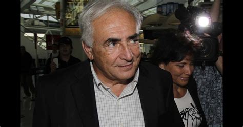 Cette source a précisé que le couple vit désormais dans deux logements différents à paris et ajouté que. Dominique Strauss-Kahn et Anne Sinclair à l'aéroport JFK ...