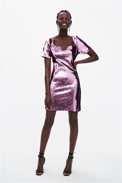Robe noire moulante en velours coupe « drapée » avec lacets sur le décolleté épaules bouffantes porté 1 fois doublure douce à l'intéri. Les plus belles robes Zara en soldes qu'on va porter tout ...