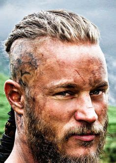Své účesy si najdou děti, dívky, ženy a dokonce i muži! Travis Fimmel | Wallpaper vikings, Rosto, Vikings