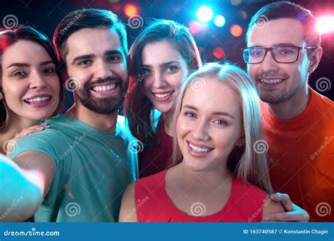 Grupo De Amigos Felizes Tomando Selfie Imagem De Stock Imagem De Apreciar Festivo 163740587
