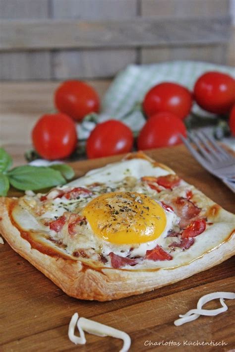 Wir stellen dir ein grundrezept und mögliche abwandlungen vor. Spiegelei-Blätterteig-Pizza (Charlottas Küchentisch ...