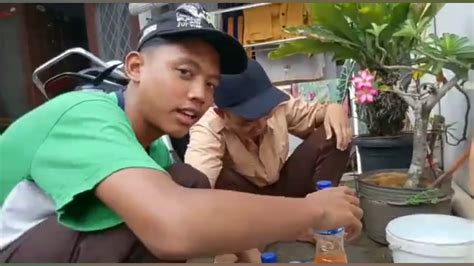 Bunga hias kali ini terbuat dari sedotan yang unik mirip bunga gerbera yang cantik untuk hiasan meja ruang tamu dan juga sebagai kerajinan tangan yang mudah. Tutorial cara membuat hiasan taplak meja kreatif - YouTube