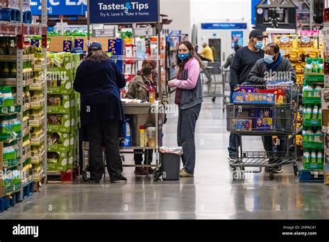 Sams club sample station hi-res stock photography and images - Alamy