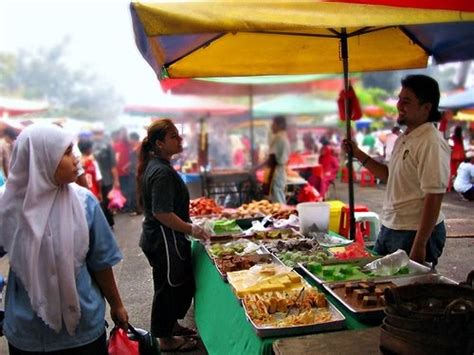 Tapi, ada juga yang menjual pakaian, barang antik, hingga sepatu branded bekas dengan harga yang pas dikantong. Pasar Malam Best Di Shah Alam - Surat Mit