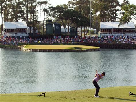 Players Championship 17th Hole How Many Golf Balls Go Into The Water