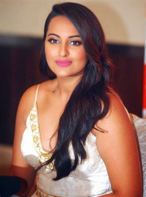 Sonakshi Sinha In Skirt Latest Unseen Hot Photo 2017 2018 Thunder Thighs Legs Photo Unseen