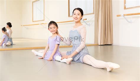 Ballet Dance Teacher Teaches Children Actions Picture And Hd Photos
