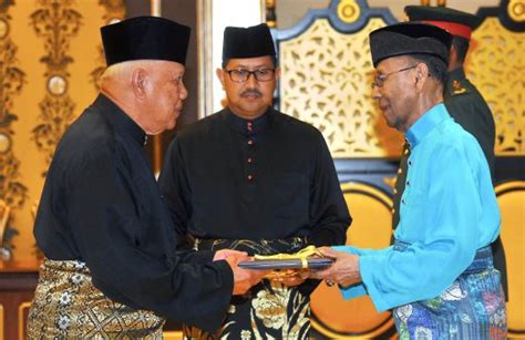 Upacara majlis pemakaian pangkat dsp mohd nashriq bin. Agong kurnia surat lantikan kepada TYT Melaka | Nasional ...