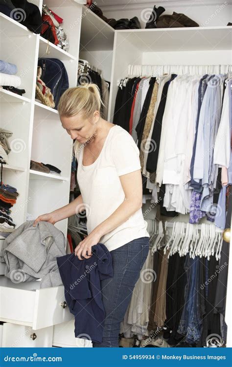 adolescente que elige la ropa de guardarropa en dormitorio foto de archivo imagen de