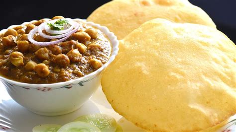 Chole bhature is one of the tempting and flavorful dishes from punjabi cuisine. छोले भटूरे बनाने का तरीका (Chole Bhature)