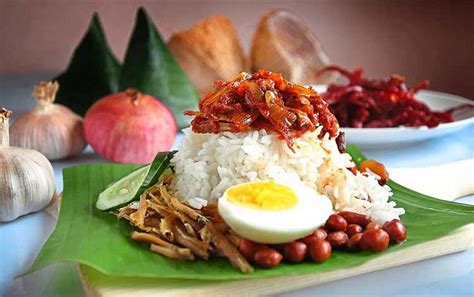 Nasi lemak secara tradisionalnya dimakan dengan telur rebus, sambal, ikan bilis dan kacang. Resep Cara Mudah Membuat Nasi Lemak Khas Malaysia - Blog Unik