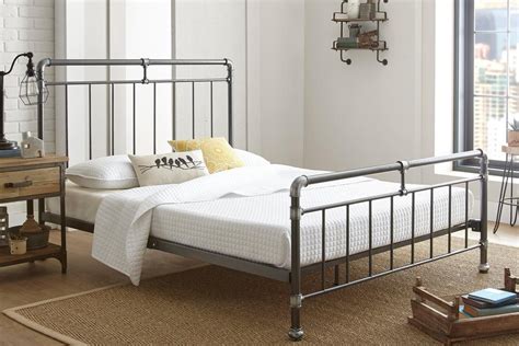 Dalam perkembangannya tempat tidur besi sangat beragam dan variatif, ada model ranjang besi modern dan tempat tidur besi mewah. Selain Tidur Lebih Nyenyak, Ini 5 Alasan Tempat Tidur Besi ...