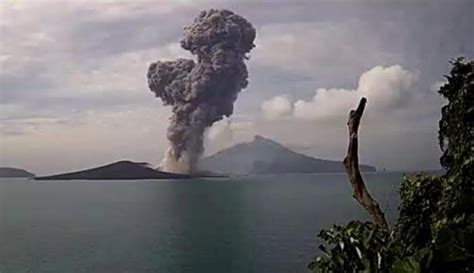 Gunung Anak Krakatau Erupsi Dengan Lontarkan Abu Setinggi 100 Meter