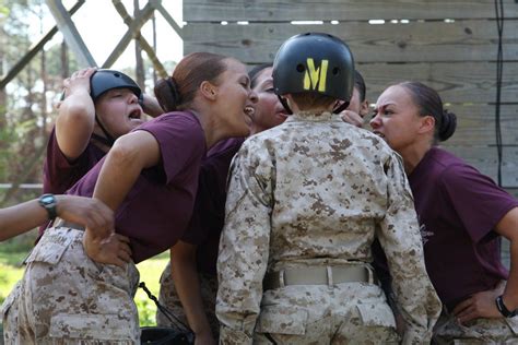29 Pictures Of Marine Drill Instructors Screaming In Peoples Faces Drill Instructor Military