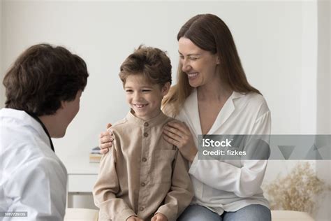 Anak Lakilaki Ceria Dan Ibu Bahagia Mengunjungi Dokter Anak Pria Untuk Pemeriksaan Foto Stok