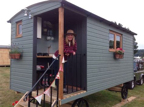 What an ideal building for that extra space, hideaway, studio, office, glamping. Idea by Jo Onslow (Bourne) on Shepherds Hut Office ...