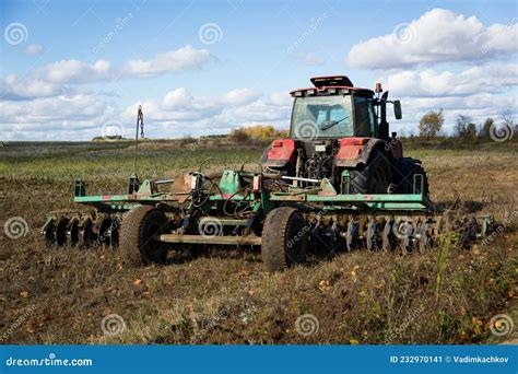 Macchine Agricole Preparano I Terreni Con Un Coltivatore Aratura Di Un
