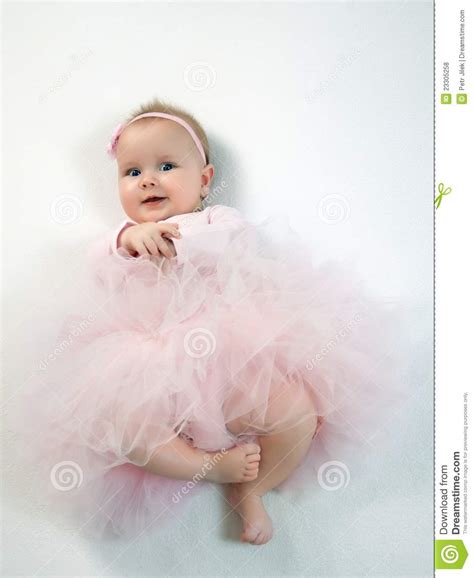 belle fille dans la robe rose photo stock image du joie enfant 23305258