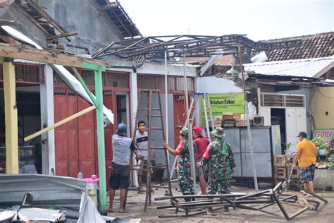 Sekretaris Daerah Provinsi Jawa Timur Tinjau Lokasi Pasca Bencana
