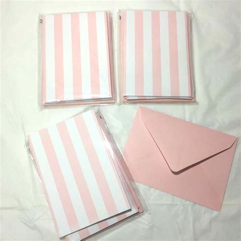 What bank has pink cards? Leia aqui: What bank has a pink debit card