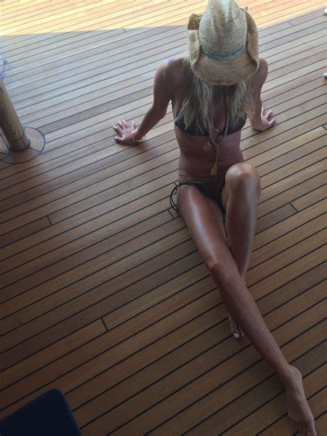 Elle Macpherson Flaunts Her Gorgeous Bikini Body While On A Yachtsee The Pics E Online